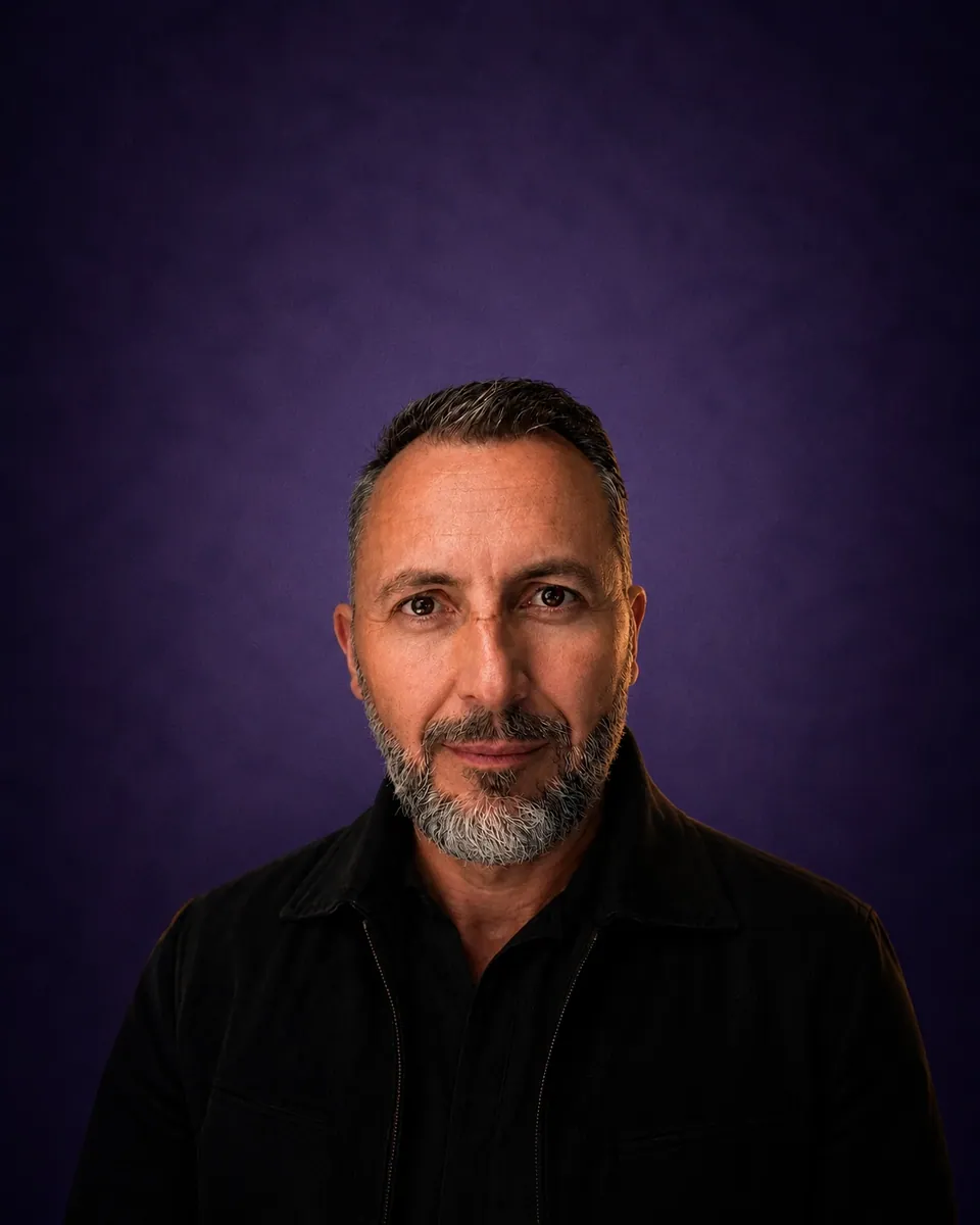 Portrait von Martin Schöpf vor dunklem Hintergrund