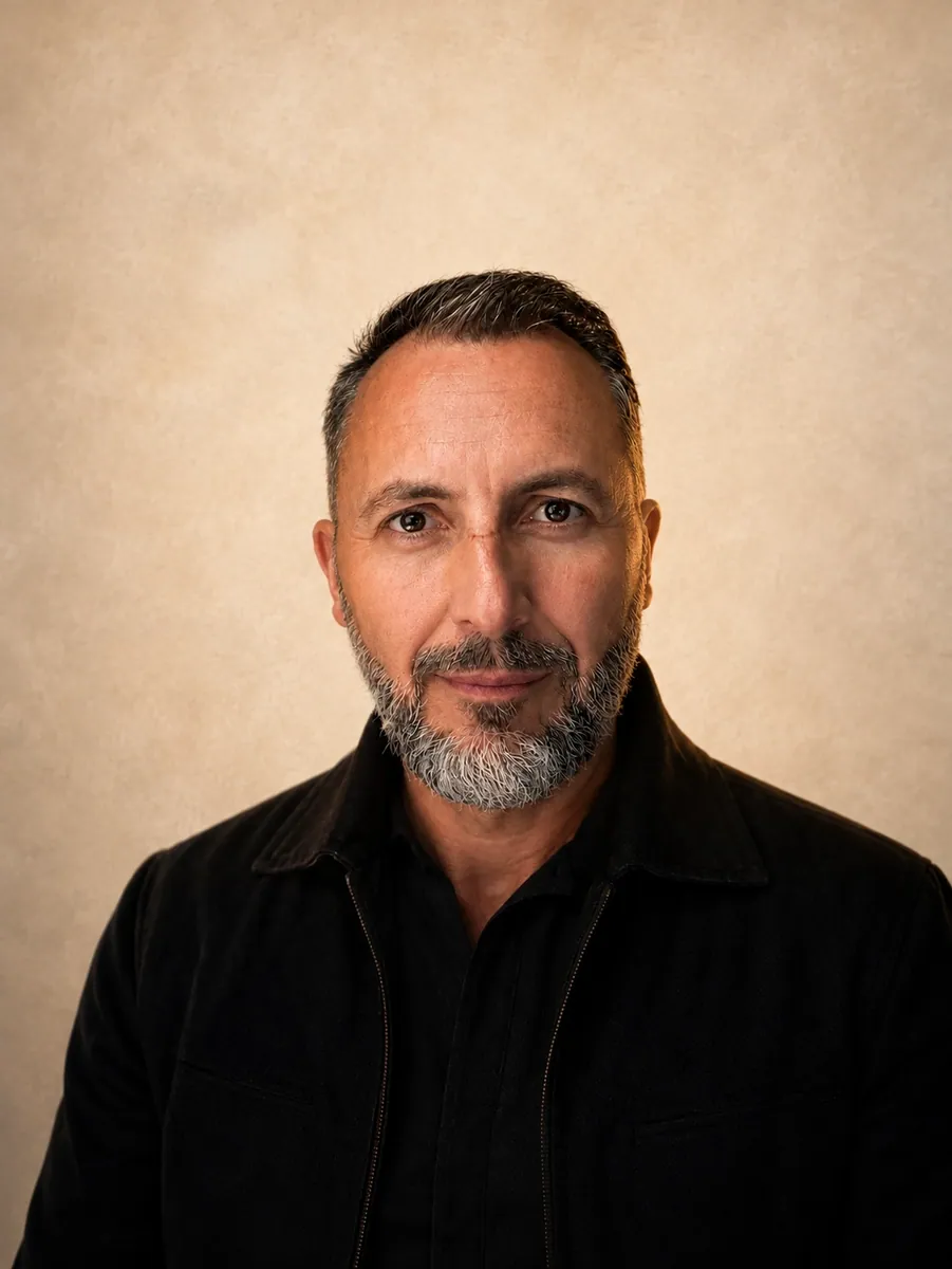 Portrait von Martin Schöpf vor hellem Hintergrund