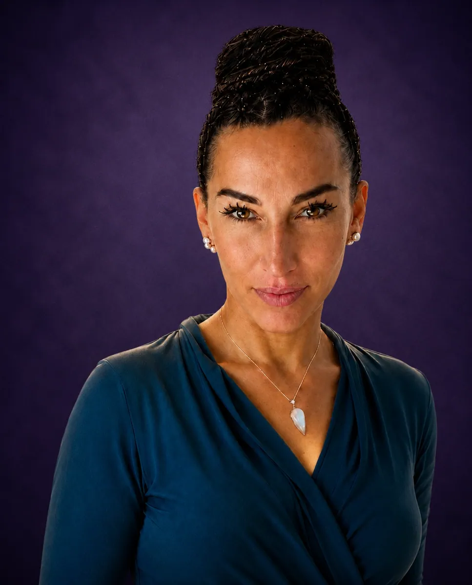 Portrait von Edita vor dunklem Hintergrund