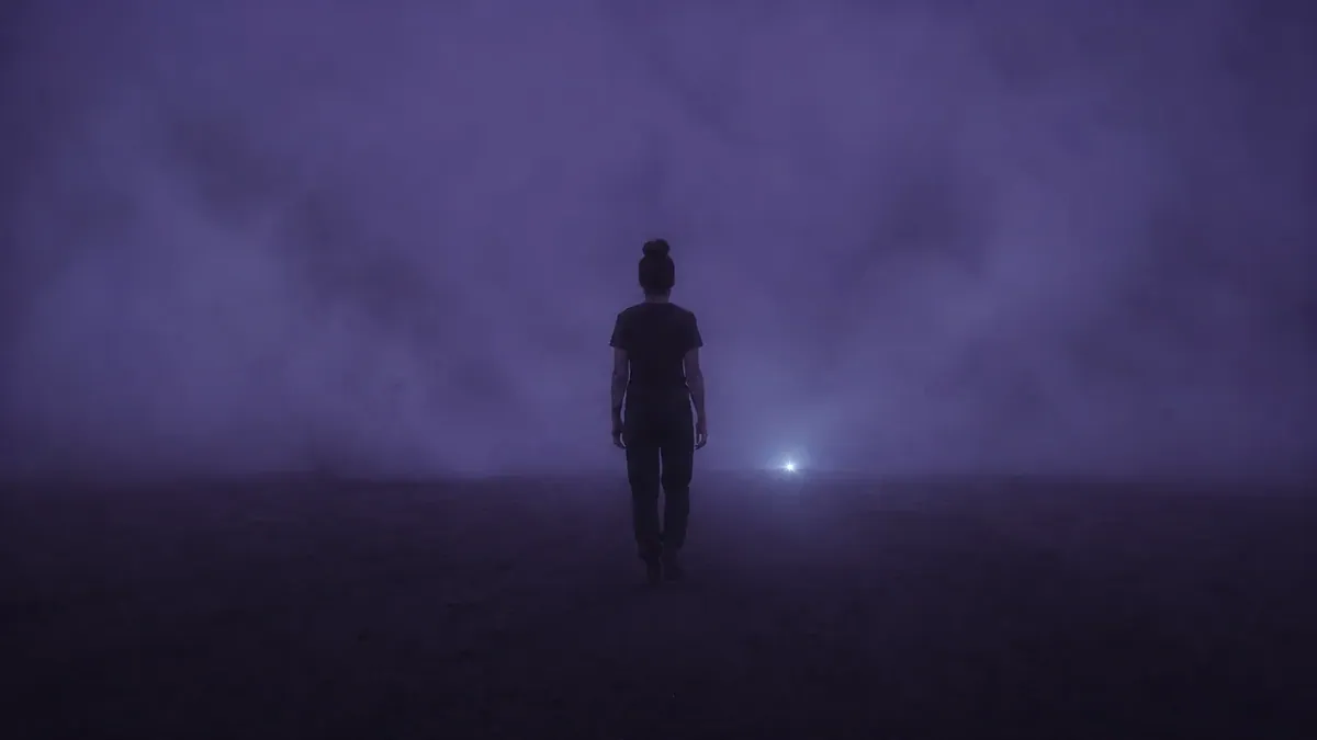 Eine Frau geht durch violetten Nebel auf einen kleinen Lichtpunkt zu